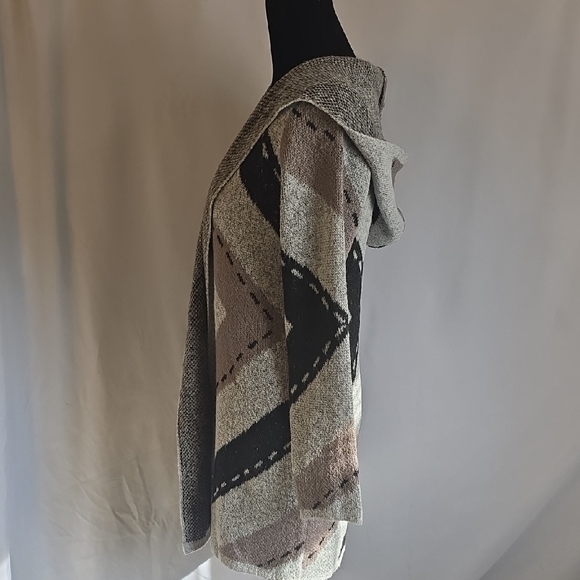 Stylish Women's Cardigan in Black, Gray, and Cream - Picture 2 of 6